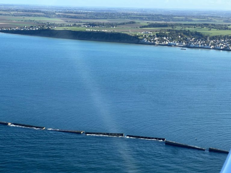 Les plages du débarquement. Survol du port artificiel d'Arromanches