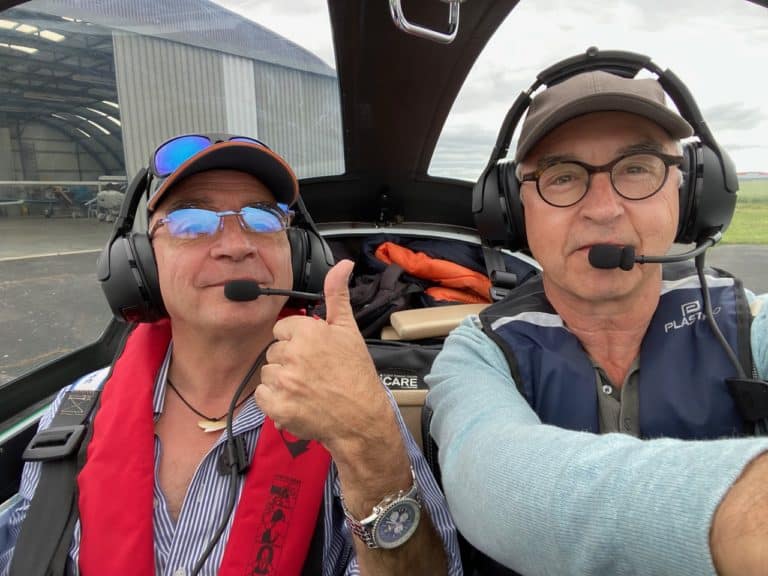 . Le pilote à bord avec passager avion ULM pioneer 300