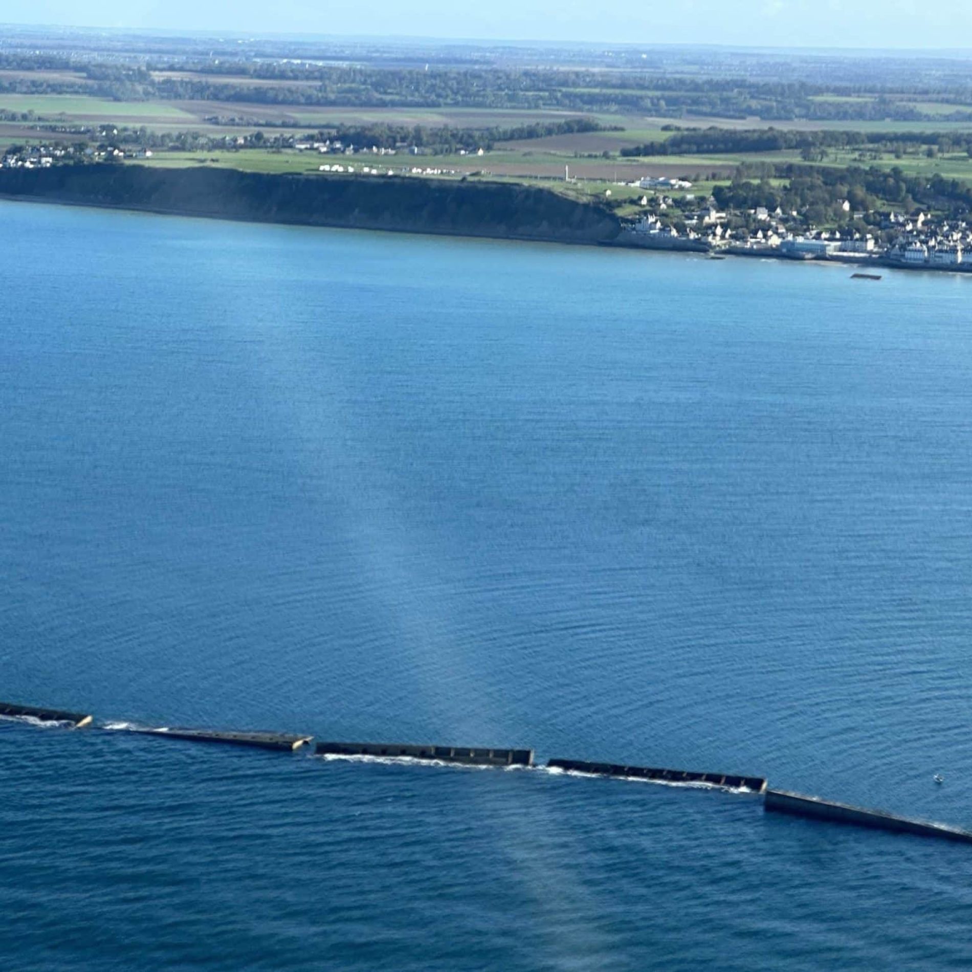 Les plages du débarquement. Survol du port artificiel d'Arromanches